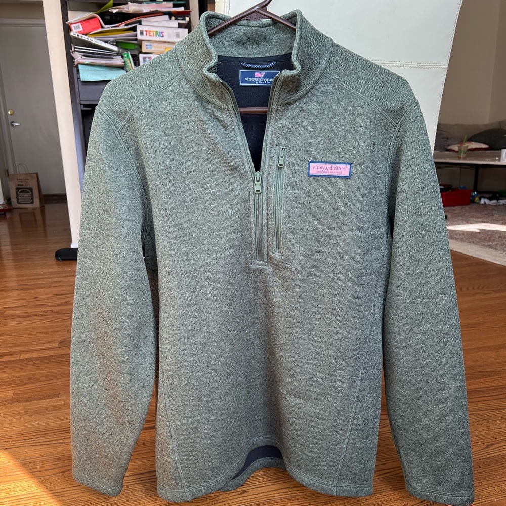 Men’s Vineyard Vines Mountain Sweater fleece quarter zip. Size Medium. *damaged